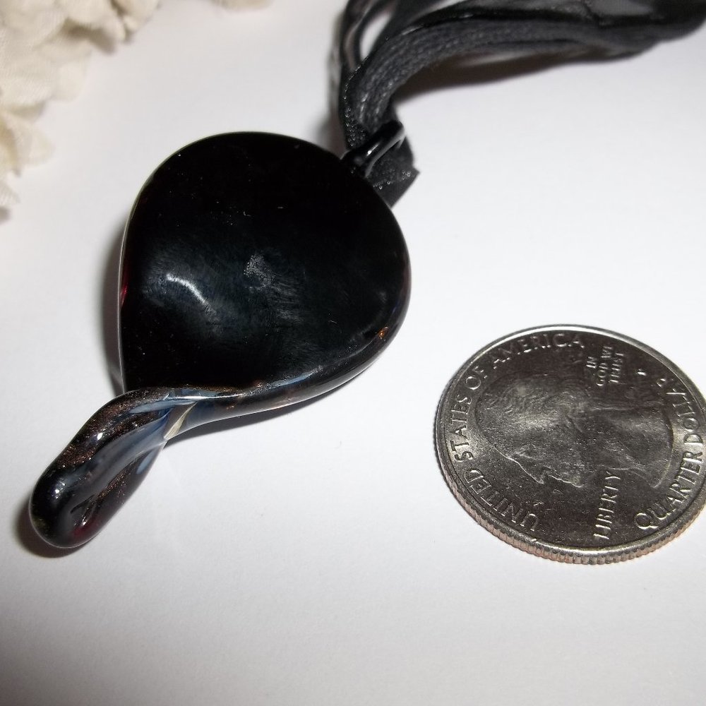 Stunning Black & Blue Glass Pendant Necklace 5384 - Picture 4 of 8